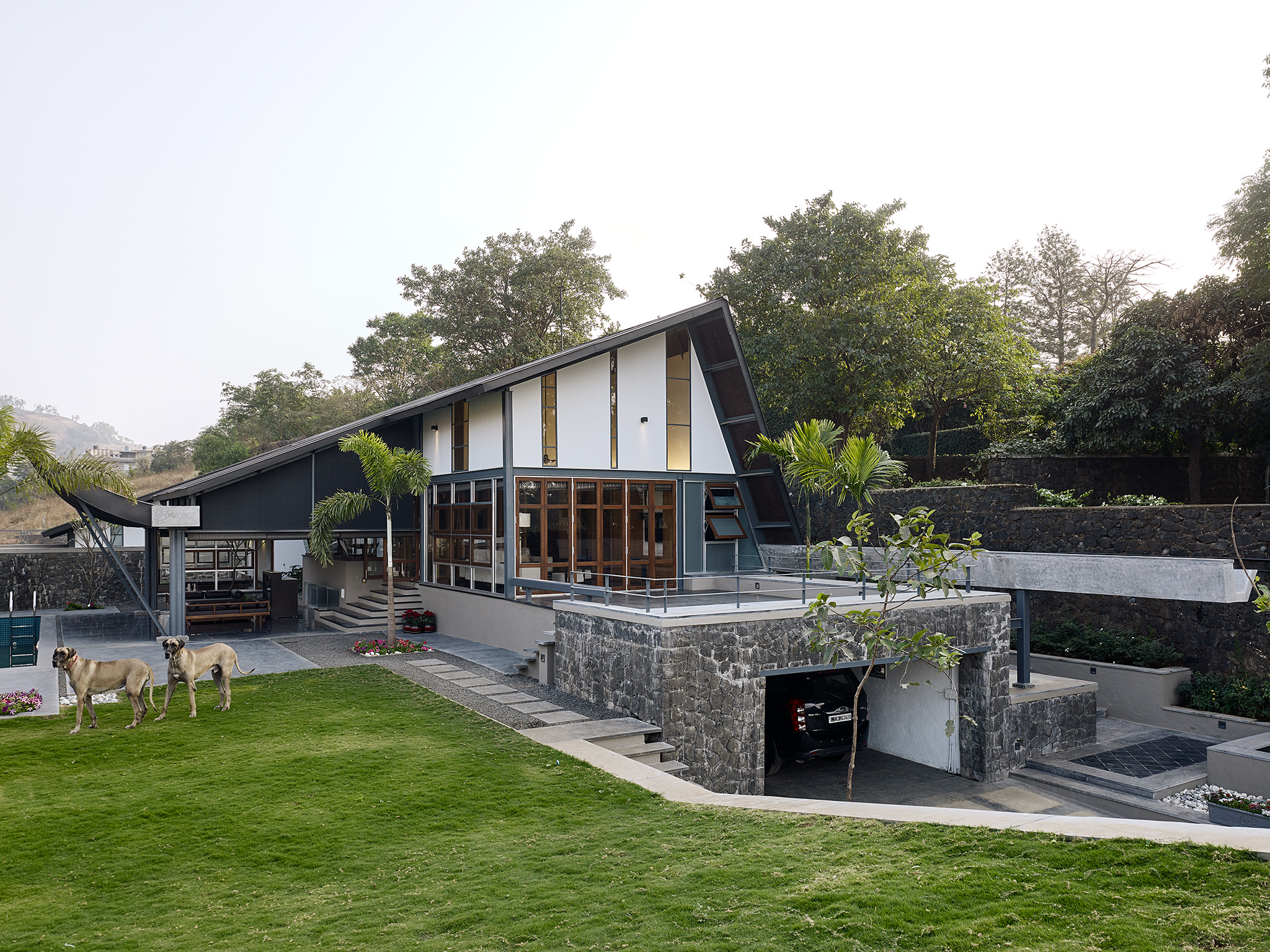 Opolis Architects, roof-house in Khandala